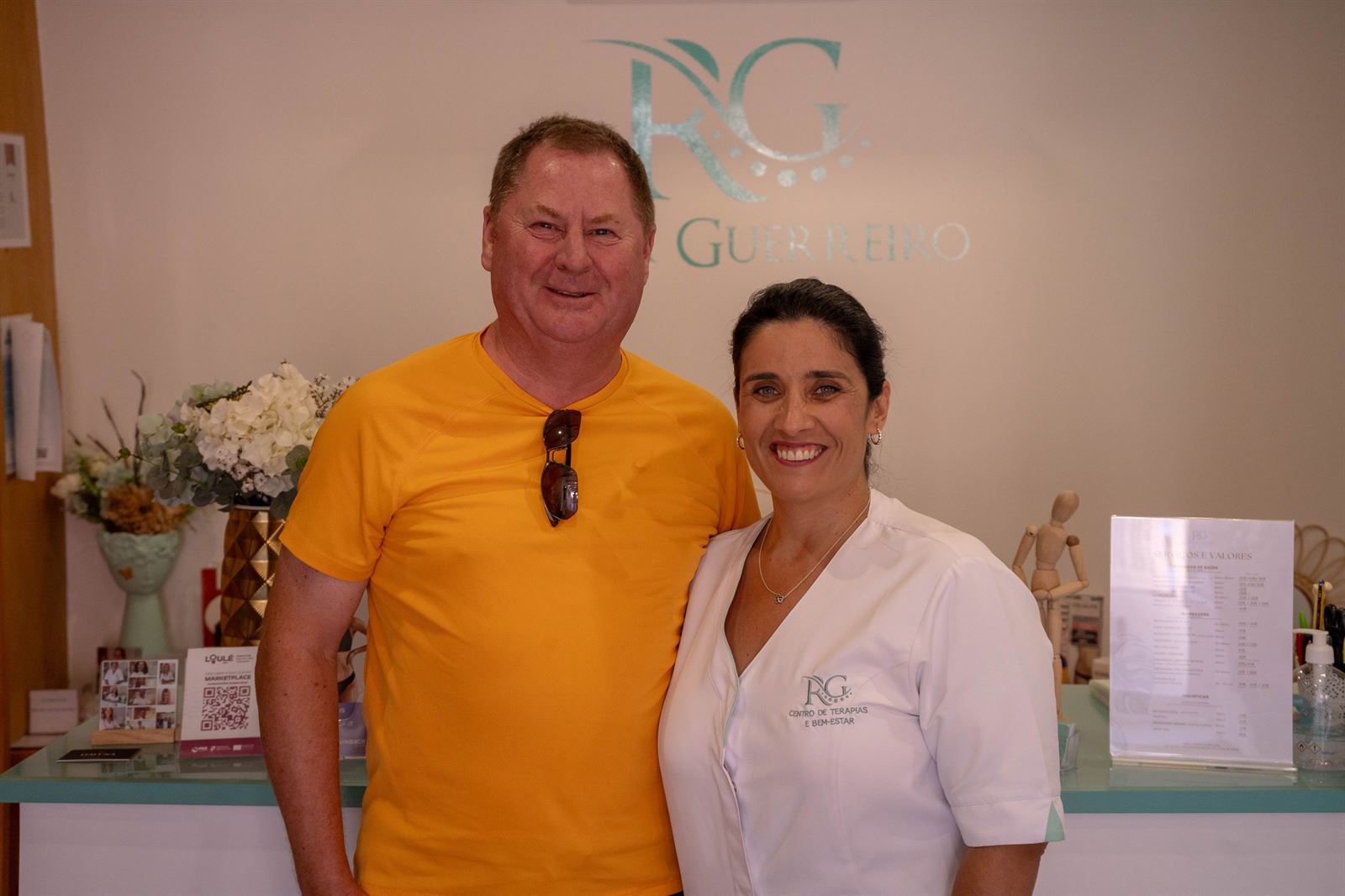 Rita Guerreiro com um cliente na receção da clínica