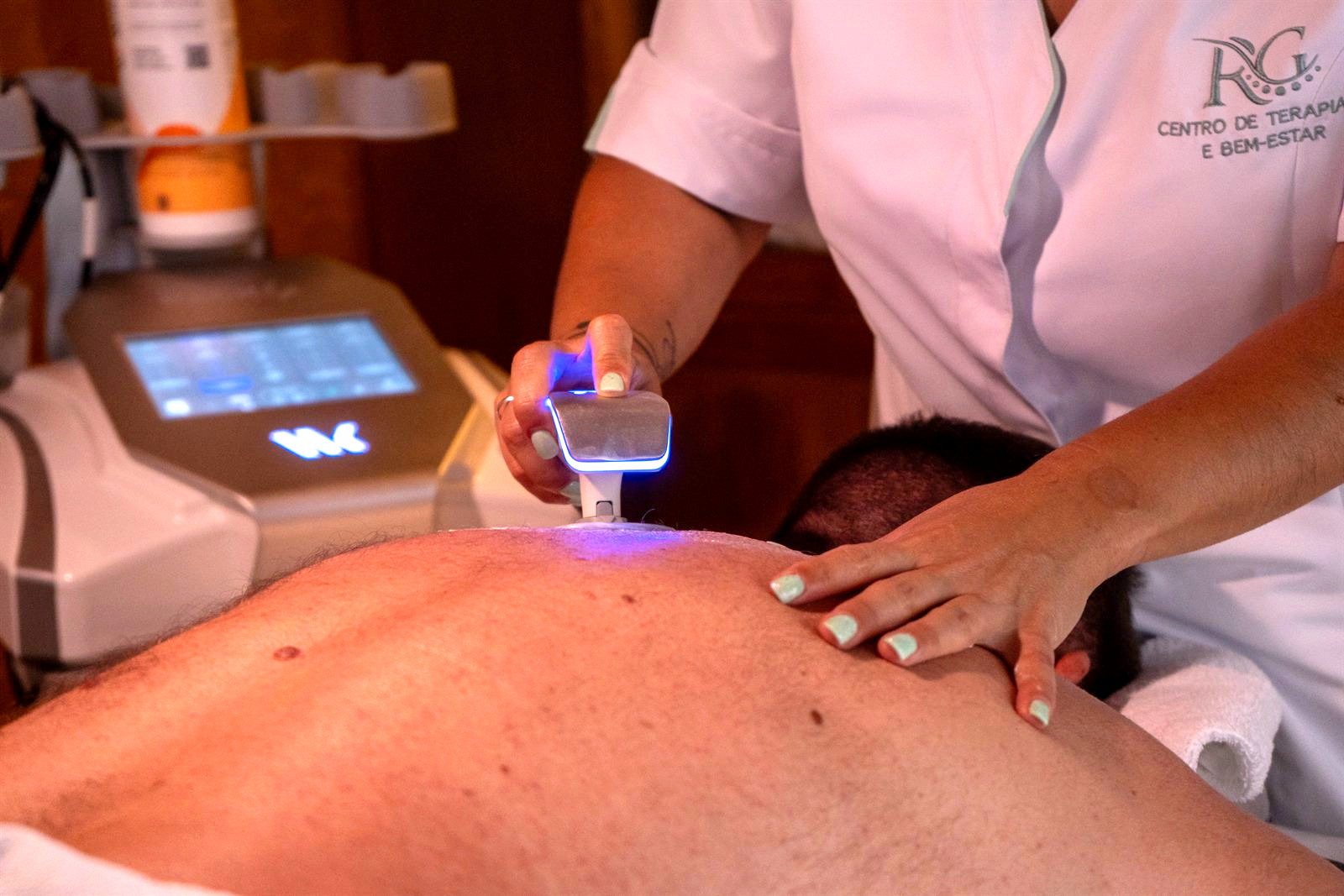 Aplicação do elétrodo Winback numa sessão de fisioterapia